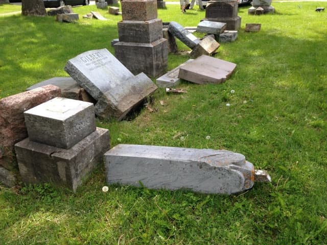 St Charles Cemetery Headstones 2015 1024x768